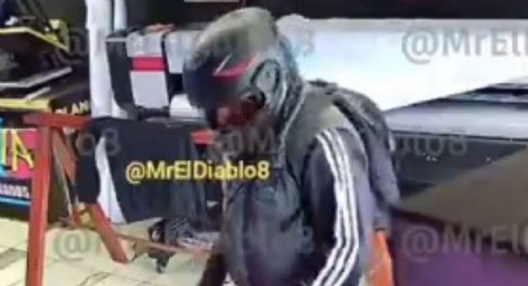 Graban a joven empleada que impide asalto con un marro en CDMX