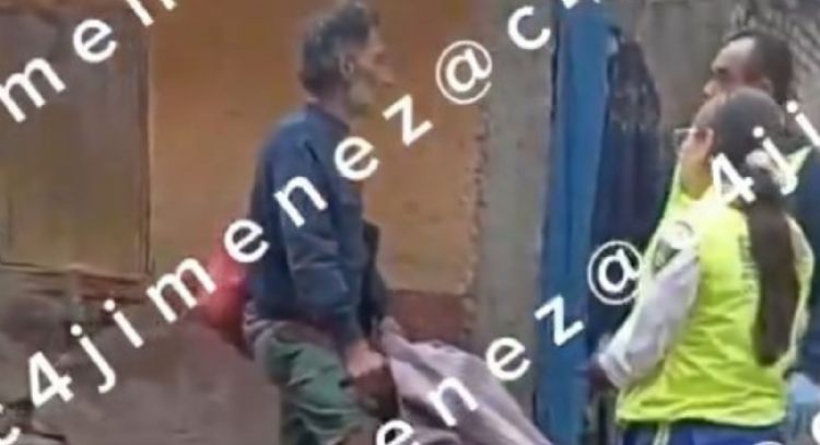 Mujer fue hallada muerta en una silla de ruedas; su hijo enfrenta cargos de feminicidio