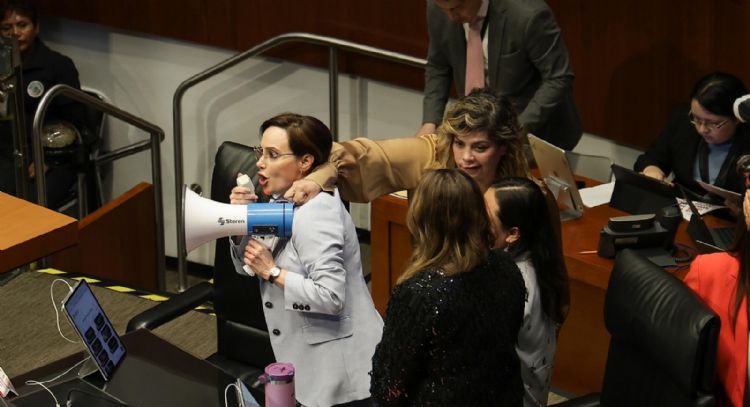 Ratifican a cónsules entre impugnaciones; cortan el cable del megáfono a Lilly Téllez (Video)