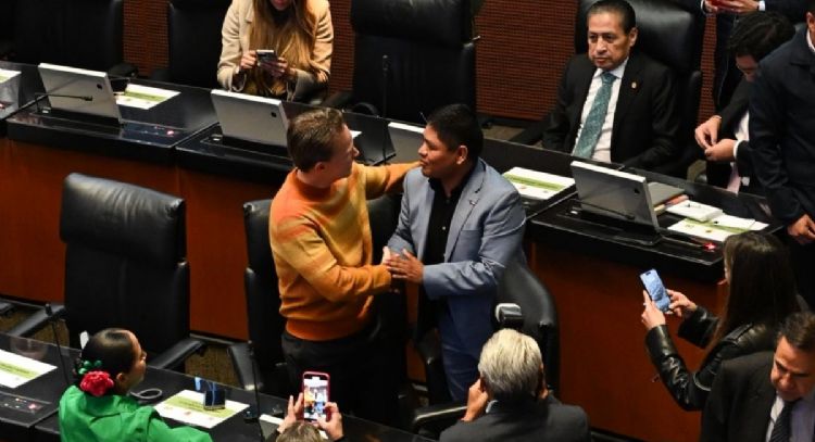 El cantante Erasmo Catarino toma protesta como senador del PVEM