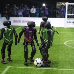 China celebra el primer torneo de futbol de robots humanoides con inteligencia artificial (Video)
