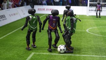 China celebra el primer torneo de futbol de robots humanoides con inteligencia artificial (Video)
