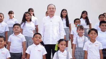 Gobernador Durazo avanza con entrega de uniformes gratuitos en 67 municipios