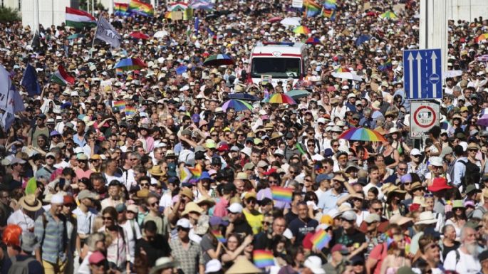 Cien mil personas marchan en el Orgullo de Budapest en abierto desafío a la prohibición húngara