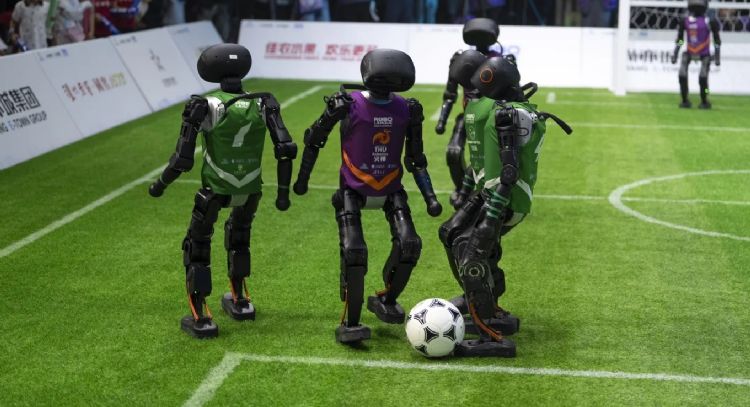 China celebra el primer torneo de futbol de robots humanoides con inteligencia artificial (Video)