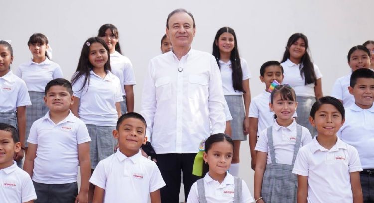 Gobernador Durazo avanza con entrega de uniformes gratuitos en 67 municipios