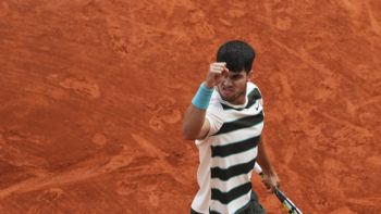 Alcaraz gana la final más larga de Roland Garros en cinco sets ante Sinner