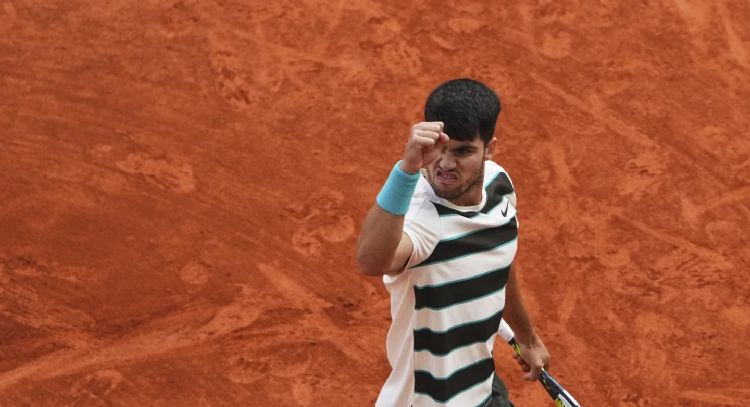 Alcaraz gana la final más larga de Roland Garros en cinco sets ante Sinner