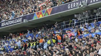 Aficionado cae de las gradas y muere durante la final entre Portugal y España en la Nations League