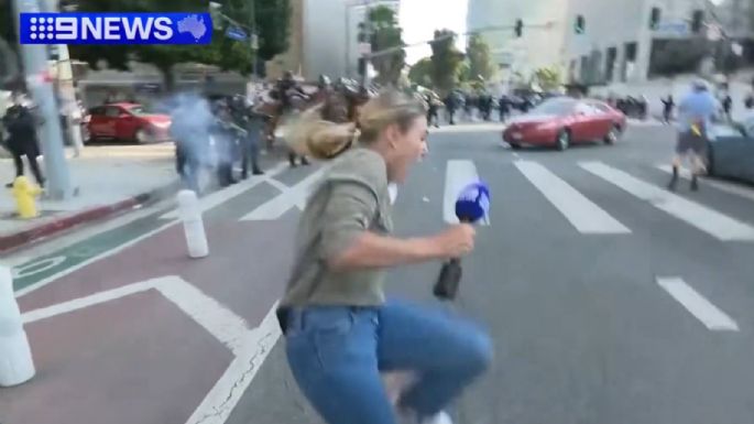 Agente dispara a periodista que cubría protesta contra redadas a migrantes en Los Ángeles (Video)