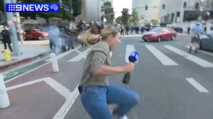 Agente dispara a periodista que cubría protesta contra redadas a migrantes en Los Ángeles (Video)