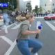Agente dispara a periodista que cubría protesta contra redadas a migrantes en Los Ángeles (Video)