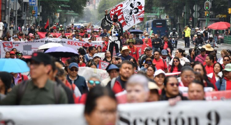 CNTE vuelve a tomar las calles en CDMX; exige homologación de prestaciones y bonos