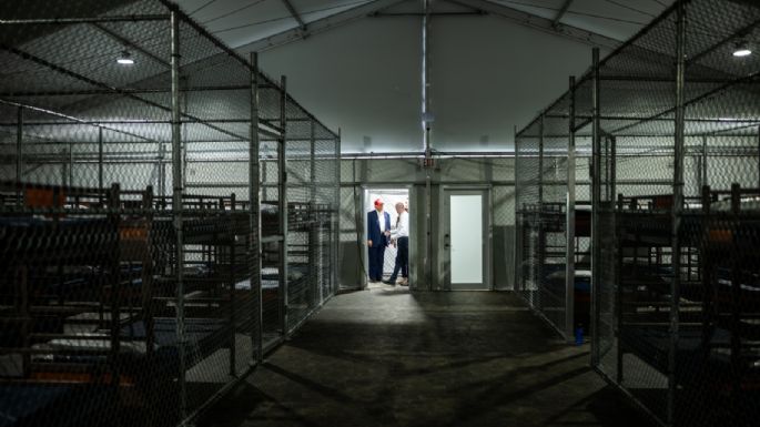 "Nos tratan como perros”: migrantes relatan la vida en la cárcel Alligator Alcatraz de Trump