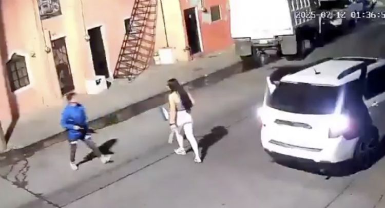 Video capta feminicidio en Guadalajara: sujeto discute con mujer y la asesina con arma larga