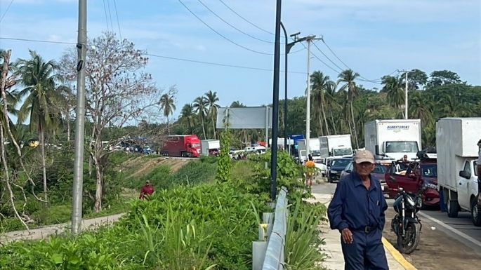 Habitantes bloquean carretera Acapulco-Pinotepa; exigen reconstruir comunidades por huracán Erick