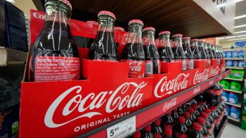Trump dice que Coca-Cola usará azúcar real en EU; la empresa no lo confirma