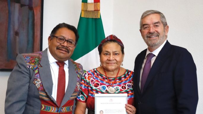 Rigoberta Menchú, premio Nobel de la Paz, recibe la nacionalidad mexicana