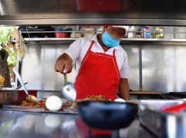 Encuentran bacterias fecales en salsas de puestos cercanos al Metro de la CDMX