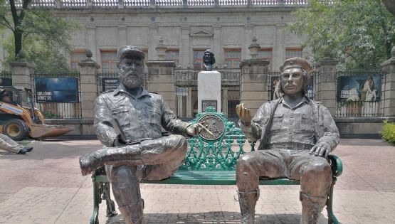 Asociaciones se indignan por retiro de escultura de Fidel Castro y “Che” Guevara en la Cuauhtémoc