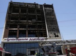 Autoridades intentan identificar 18 cadáveres en el mortal incendio de un centro comercial en Irak