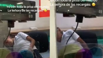 Salinas Pliego defiende a empleada dormida en el Metro con crítica al gobierno