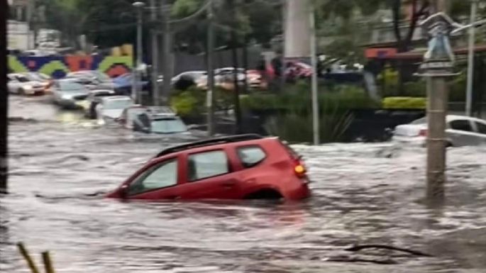 Activan alerta roja por lluvias en Magdalena Contreras; corriente arrastra varios autos (Videos)