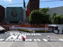 “Espiar no es buscar”: Familiares de desaparecidos clausuran simbólicamente la Cámara de Diputados