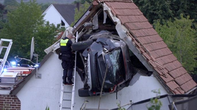 Coche se estrella contra el techo de un granero en Alemania y deja a dos personas gravemente heridas