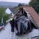 Coche se estrella contra el techo de un granero en Alemania y deja a dos personas gravemente heridas