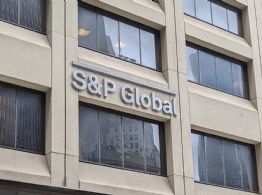 S&P revisa a negativa la perspectiva de México; alerta sobre apoyo a Pemex y CFE