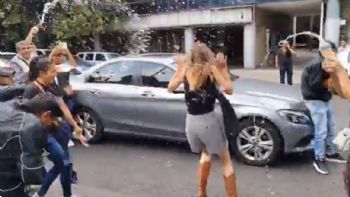 Ximena "N", conocida como “Lady Racista”, es agredida al salir de su audiencia en CDMX (Videos)