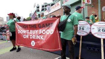 Vendedores de cerveza y alimentos en huelga en Fenway Park durante serie de los Dodgers vs. Red Sox