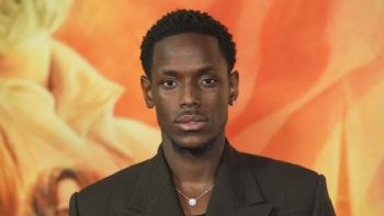 La policía del Reino Unido acusa al actor Michael Ward de violación y agresión sexual