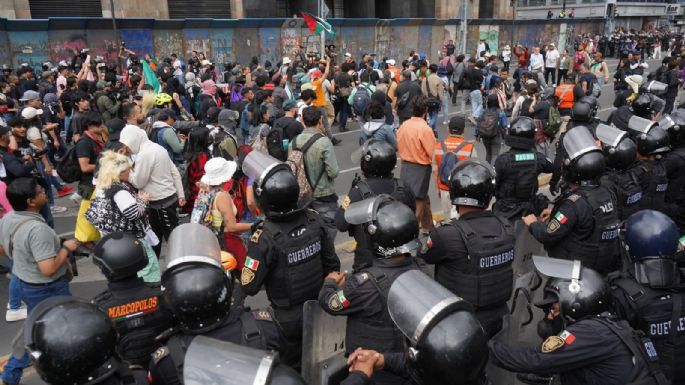 Policías evitan que la tercera manifestación contra la gentrificación llegara a embajada de EU