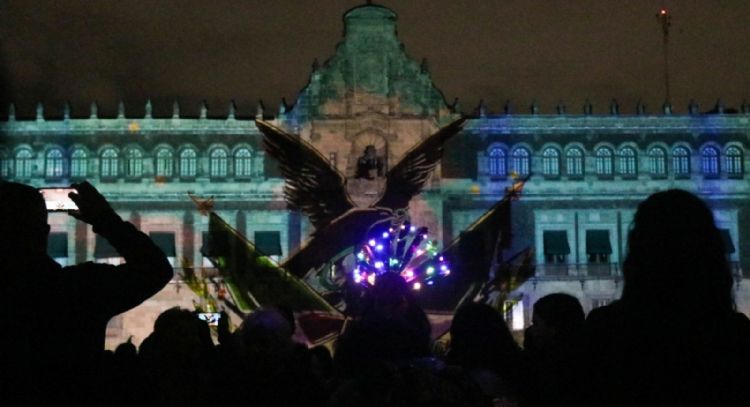 “Memoria Luminosa” reunió a 1.5 millones de personas; esculturas monumentales seguirán en el Zócalo