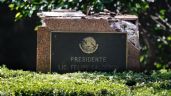 Foto ilustrativa de la nota titulada: Árbol derriba la estatua de Felipe Calderón en Los Pinos