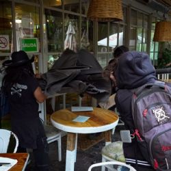 Protesta contra la gentrificación en la CDMX termina en vandalismo y acoso a turistas (Videos)