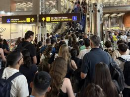 Reportan fallas y colapso en el Aeropuerto Internacional de Madrid