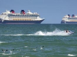 Equipo del crucero de Disney salva a niña que cayó por la borda y a su padre que saltó tras ella