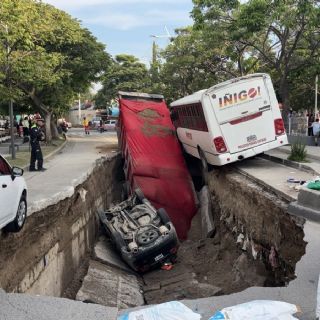 Se forma un megasocavón en Guadalajara; hay tres heridos y tres vehículos afectados (Video)