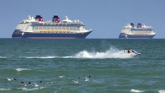 Equipo del crucero de Disney salva a niña que cayó por la borda y a su padre que saltó tras ella