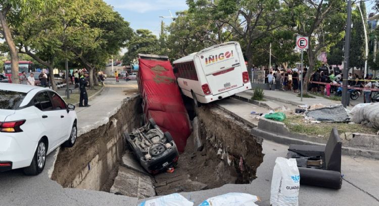 Se forma un megasocavón en Guadalajara; hay tres heridos y tres vehículos afectados