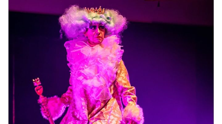 Muak, la obra de cabaret político que retrata la ambición empresarial de Ricardo Salinas Pliego