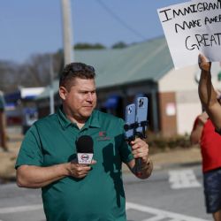 Periodista salvadoreño permanece bajo custodia de ICE a pesar de que se le concedió la fianza