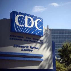 Acusan a ciudadano chino de robar investigaciones sobre COVID-19 de universidades estadunidenses