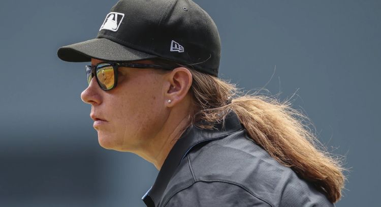 Jen Pawol se convierte en la primera mujer en arbitrar un juego de temporada regular de la MLB