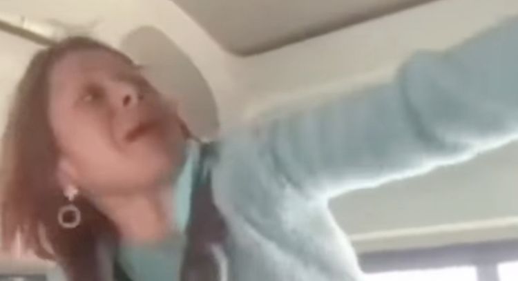 Lady Combi se viraliza por insultos racistas a pasajeros en transporte público de Ixtapaluca (Video)