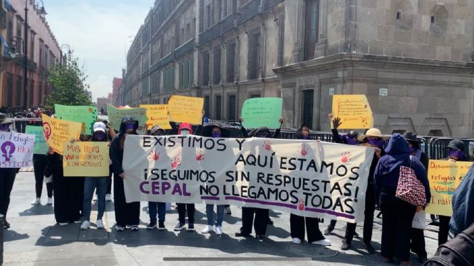 Mujeres protestan afuera de Palacio Nacional durante Conferencia Regional sobre la Mujer