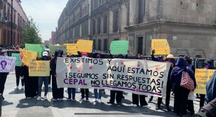 Mujeres protestan afuera de Palacio Nacional durante Conferencia Regional sobre la Mujer